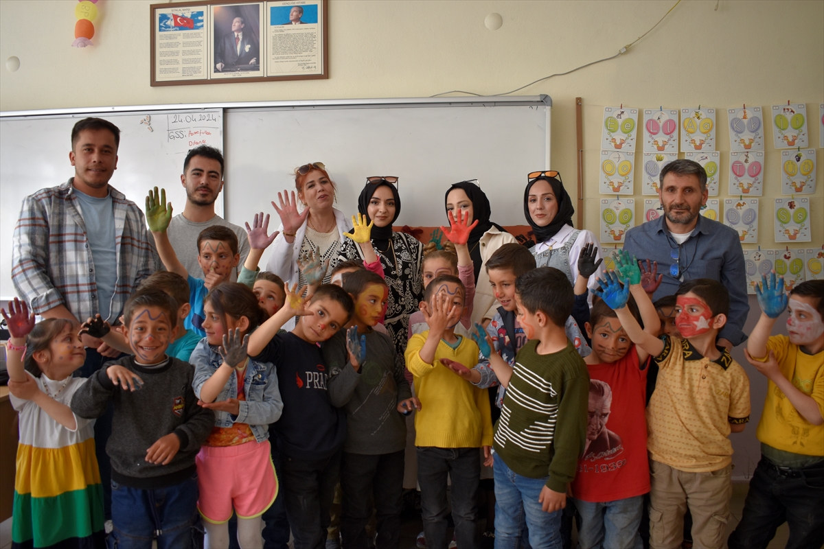 Bitlis'te usta öğreticiler öğrencileri eğlendirdi