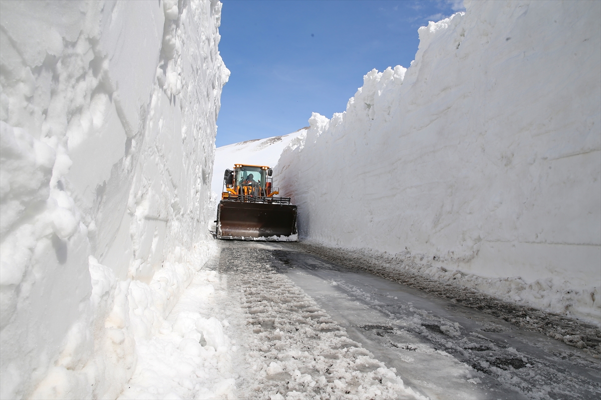 Çığ riski nedeniyle kapalı olan Van-Bahçesaray yolunda metrelerce karla mücadele başladı