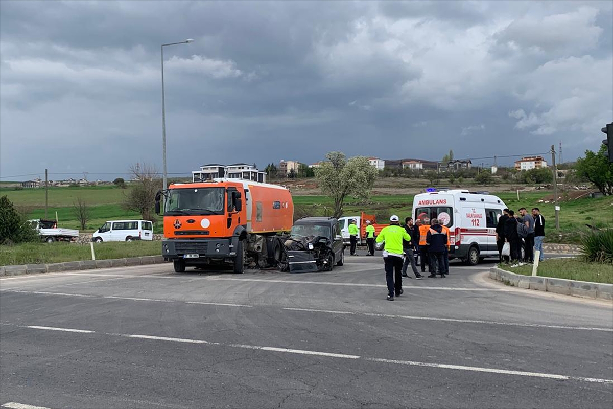Elazığ'da hafif ticari araç ile yol süpürme aracının çarpıştığı kazada 5 kişi yaralandı