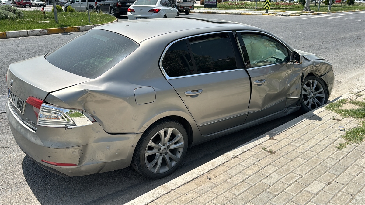 Elazığ'da otomobil ile çarpışan hafif ticari aracın sürücüsü yaralandı