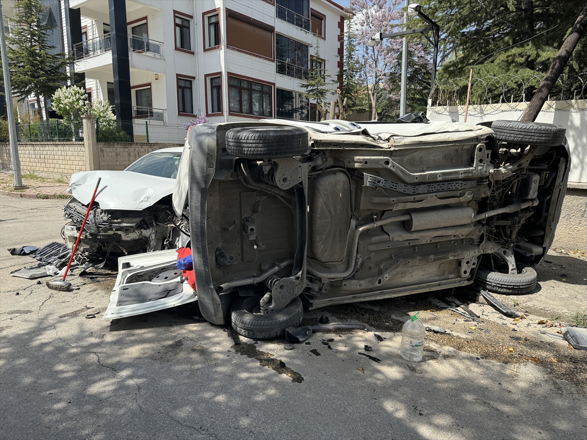 Elazığ'da otomobille çarpışan hafif ticari aracın sürücüsü yaralandı
