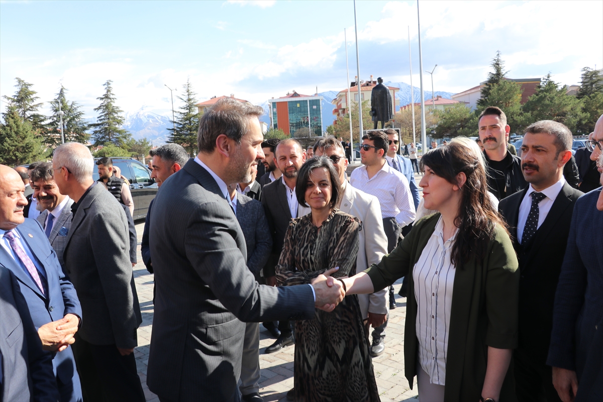 Enerji ve Tabii Kaynaklar Bakanı Bayraktar, Erzincan'da bayramlaşma programına katıldı: