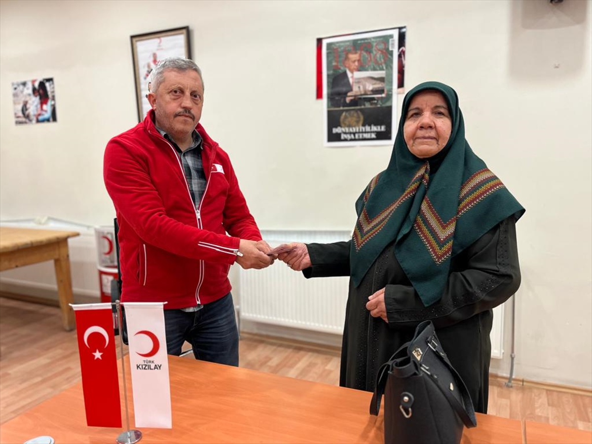 Erzincan'da 69 yaşındaki Sünbül Karagülmez bayram ikramiyesini Kızılaya bağışladı