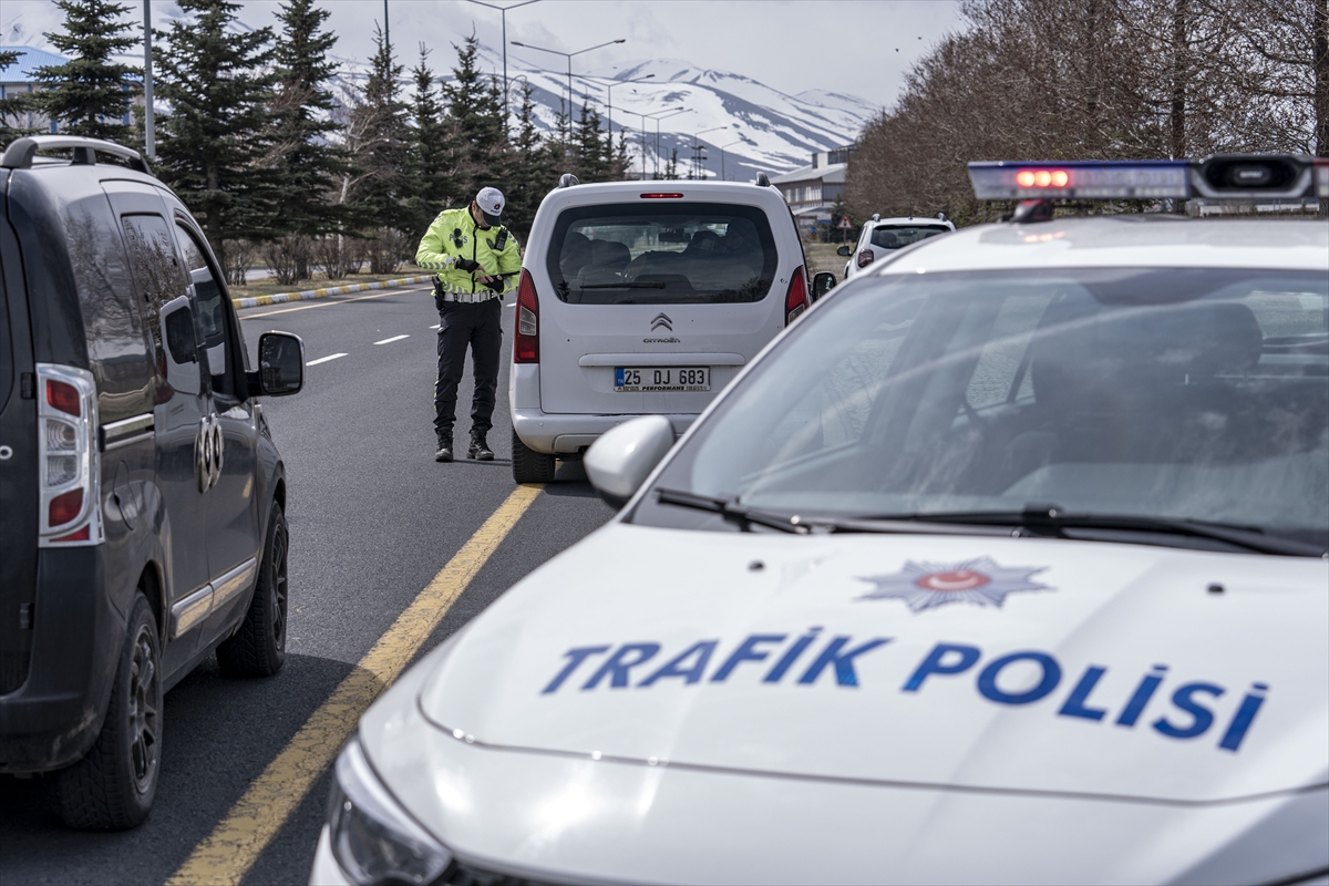 Erzurum polisi bayramda “kara haber” gelmesin diye trafik denetimlerini sıkılaştırdı