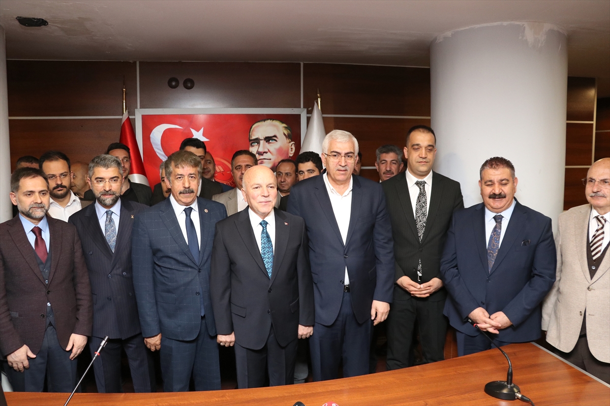 Erzurum'da büyükşehir, Yakutiye ve Palandöken belediye başkanları mazbatalarını aldı
