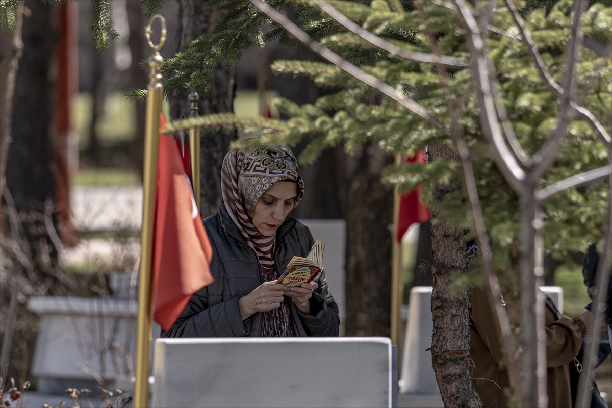 Erzurum ve Ardahan'da Ramazan Bayramı dolayısıyla şehitlikler ziyaret edildi