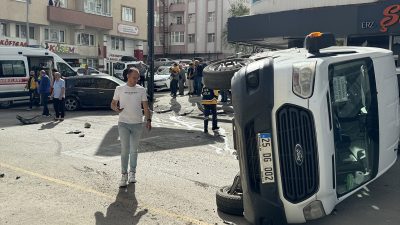 Erzurum'da servis minibüsü ile otomobil çarpıştı, 6 kişi yaralandı