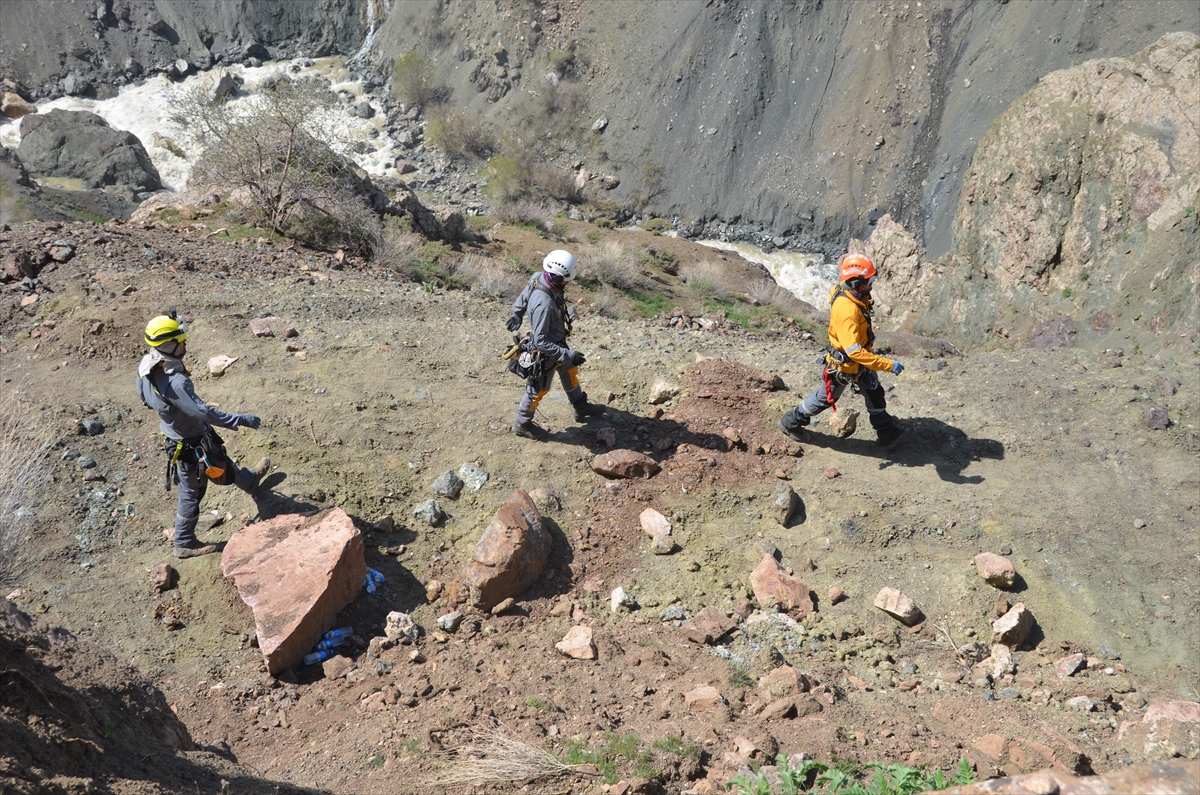Hakkari'de dağcılar heyelan sonrası tehlike oluşturan kayaları düşürüyor