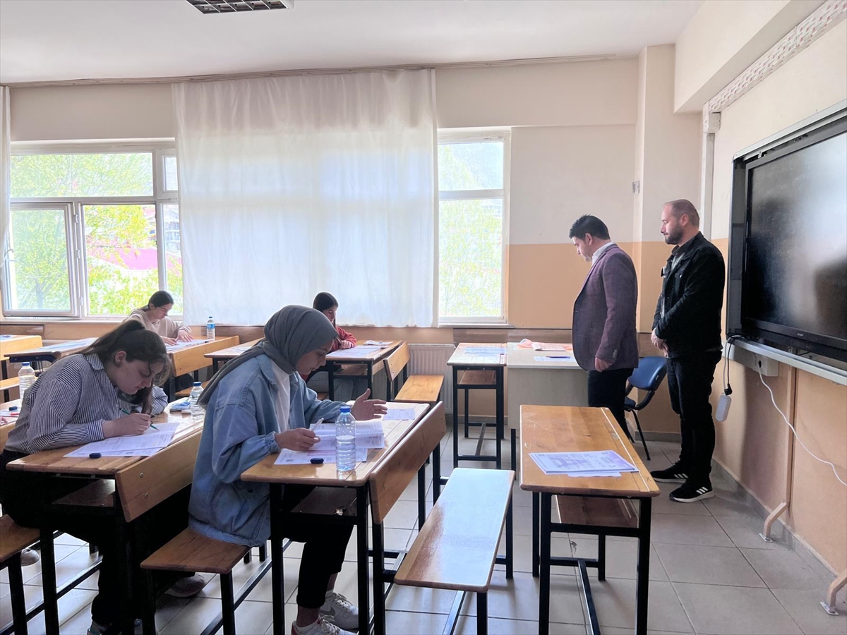 Hakkari'de öğrenciler bursluluk sınavında ter döktü