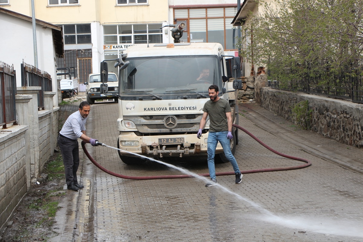 Karlıova'da temizlik çalışması yapılıyor