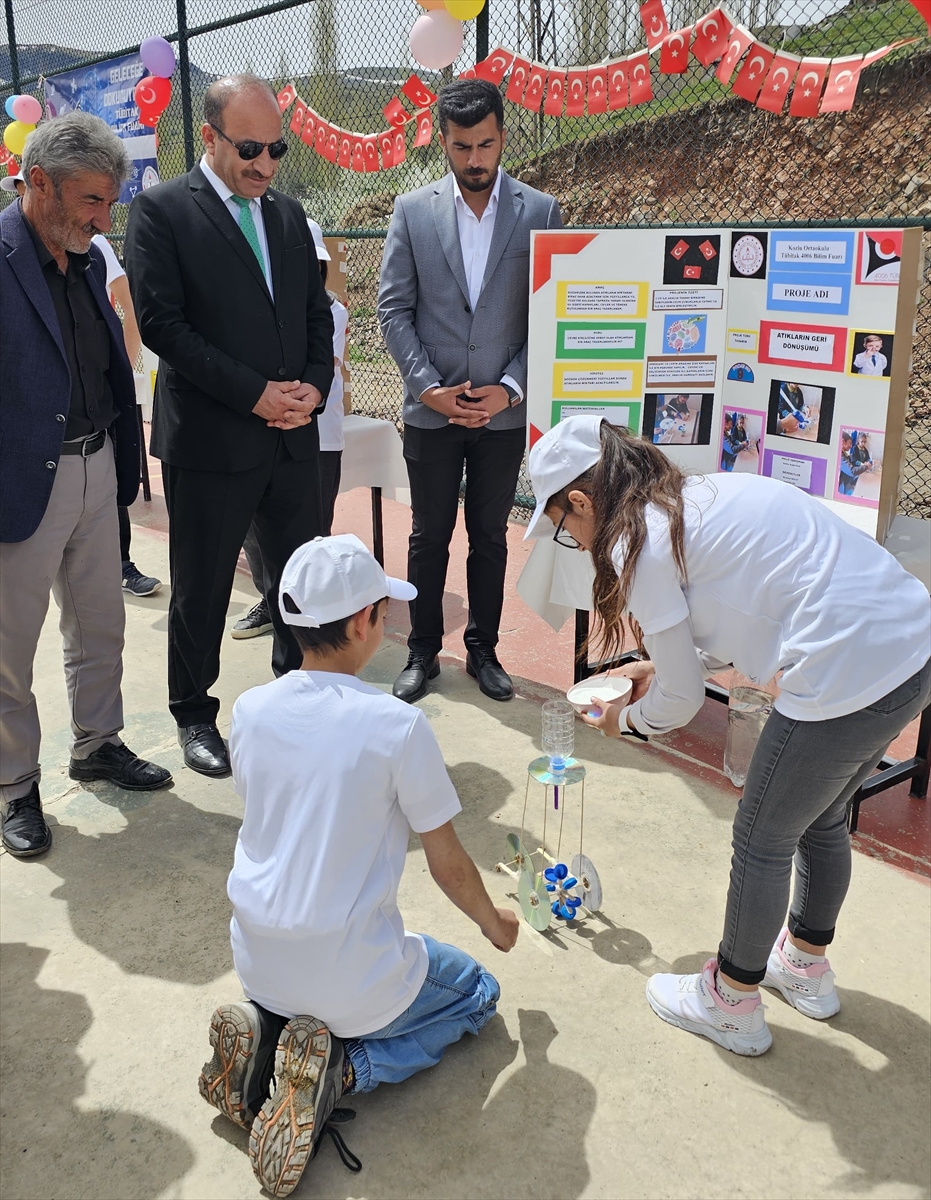 Kars'ta köy okulunda açılan bilim fuarında öğrenciler projelerini tanıttı