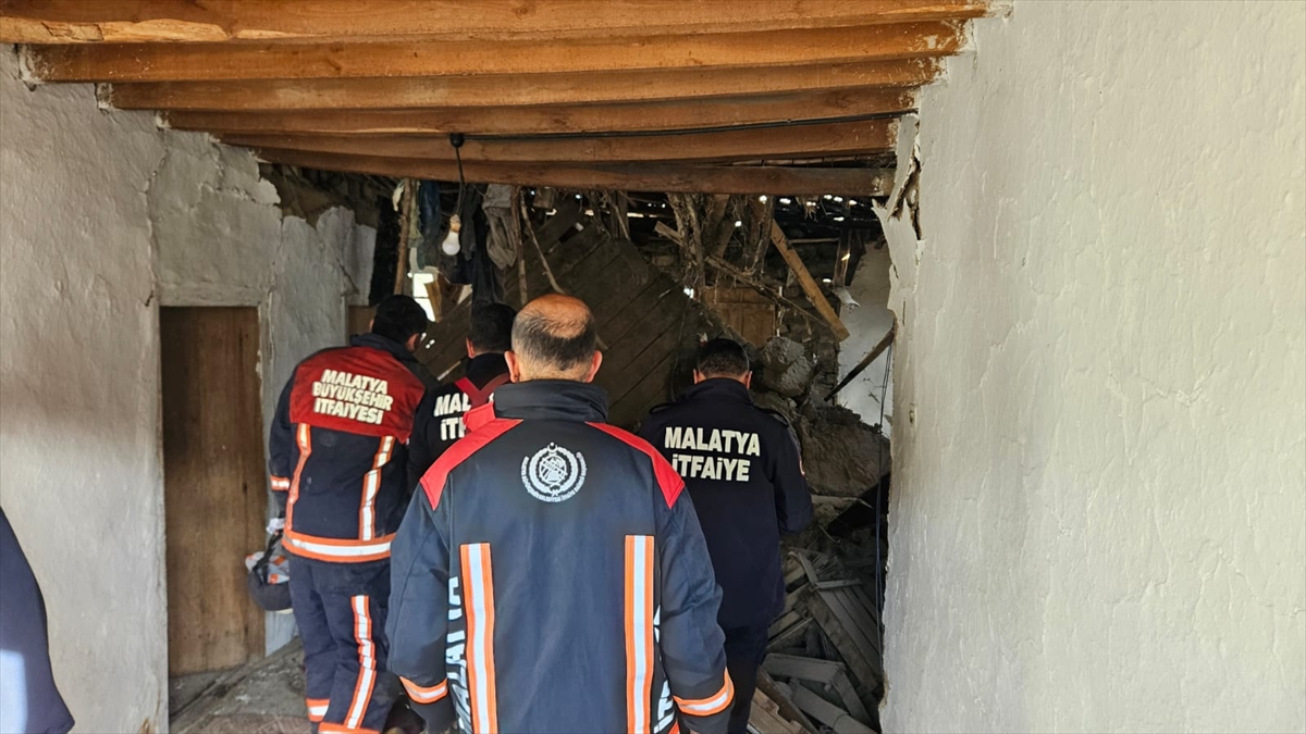 Malatya’da çöken kerpiç evin ahırındaki 6 ineği itfaiye kurtardı