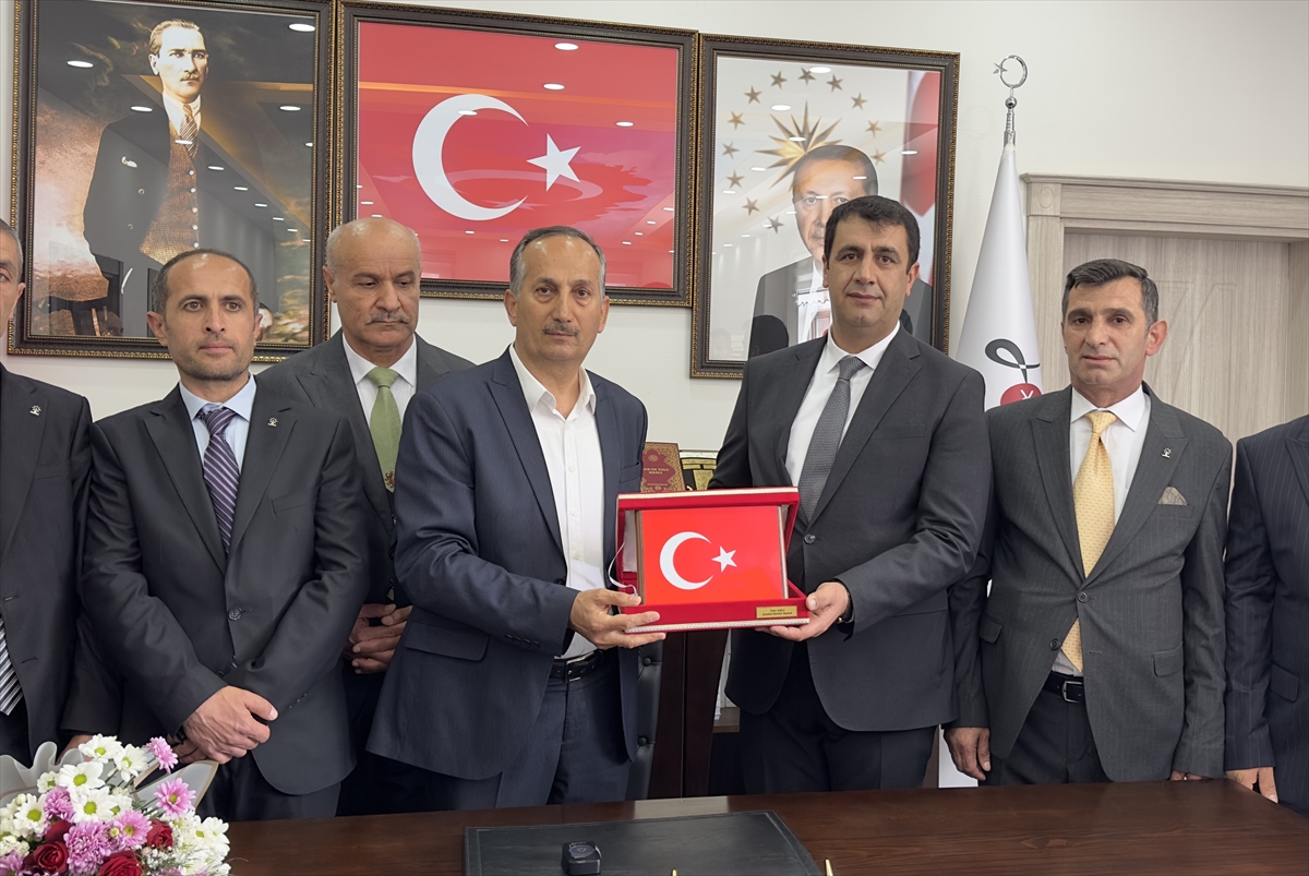 Şemdinli Belediye Başkanı Fahri Şakar, mazbatasını aldı