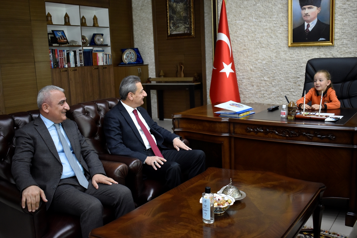 Van Valisi Balcı ve Bitlis Valisi Karaömeroğlu, koltuklarını öğrencilere devretti