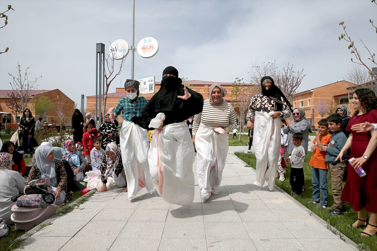 Van'da kadınlar bahar şenliği etkinliğinde eğlendi
