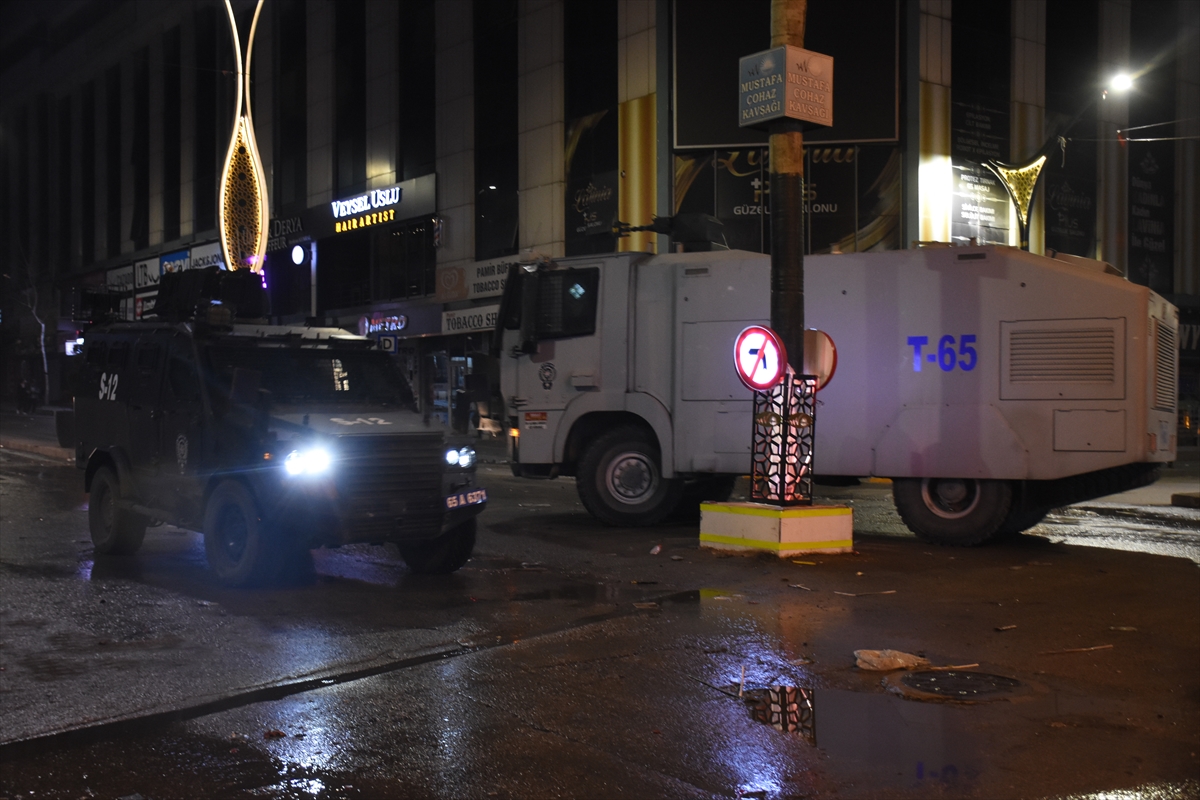 Van'da YSK'nin kararı sonrası güvenlik güçlerine taş atanlara polis müdahale etti