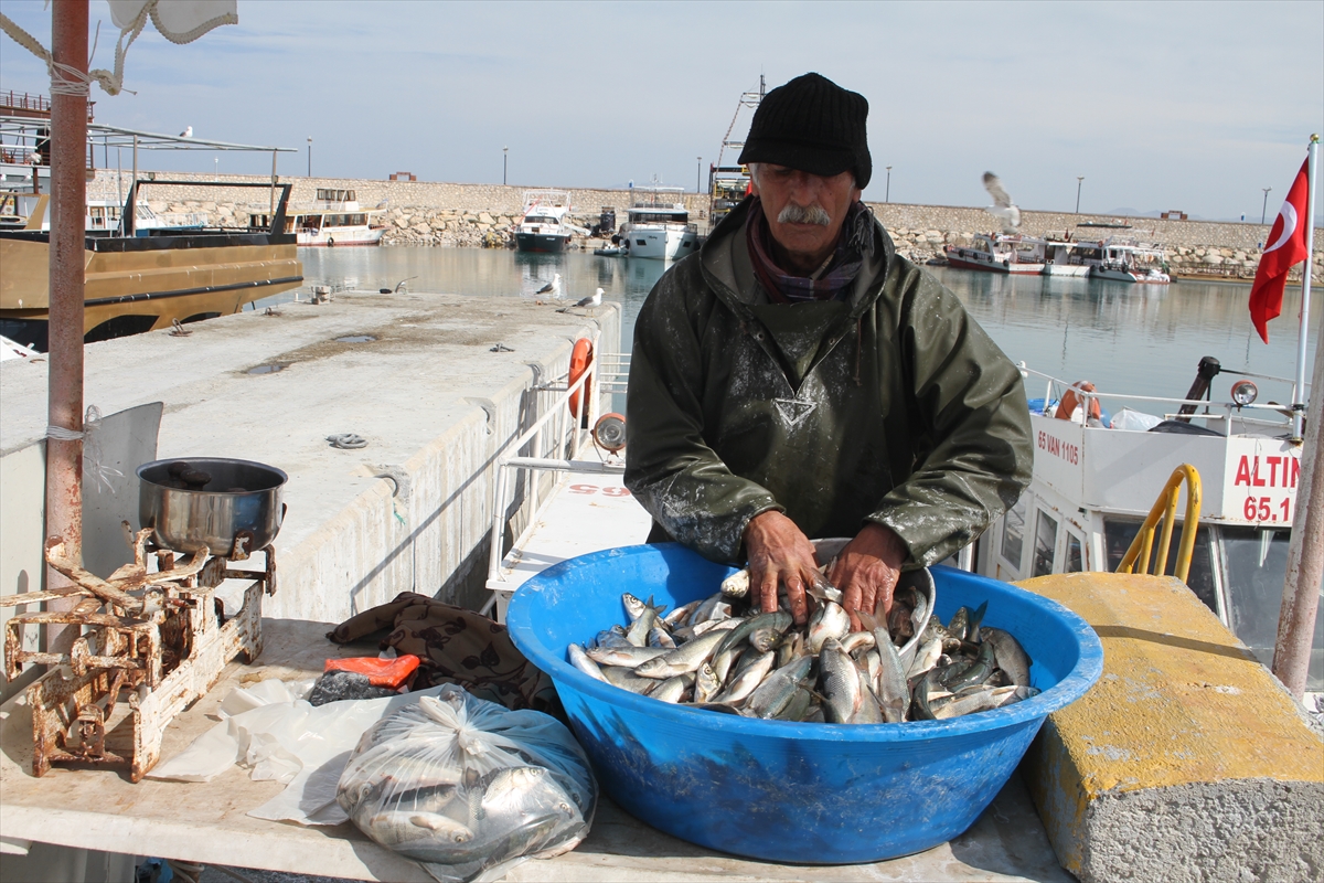 Van'daki balıkçılar av yasağı öncesi sezondaki son ağlarını göle bırakıyor