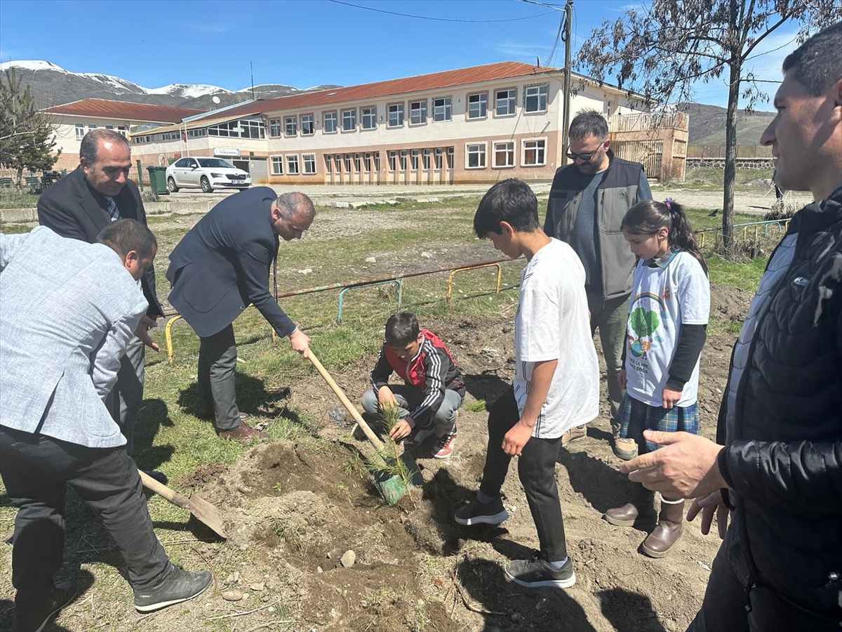 Varto'da öğrenciler okul bahçesine fidan dikti