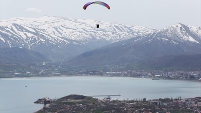 Yamaç paraşütçüleri, Bitlis'in güzelliklerini tanıtmak için havalanıyor