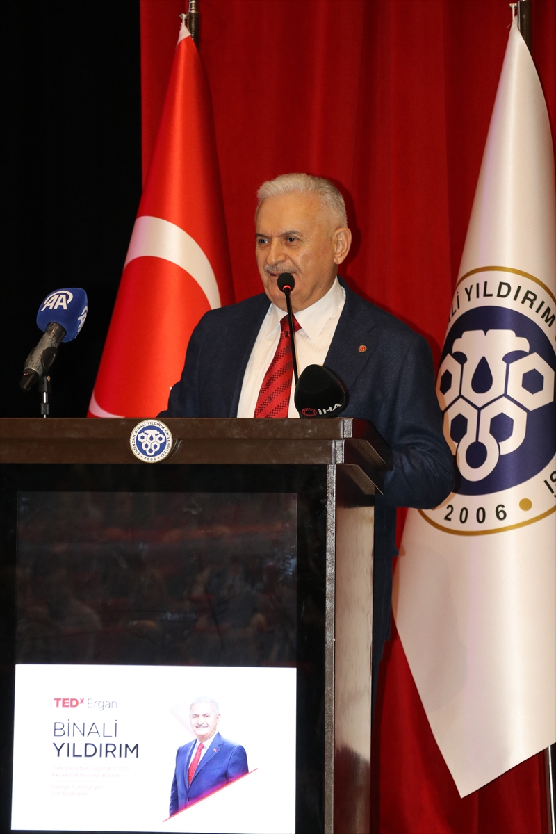 Binali Yıldırım, Erzincan'daki “TEDx Ergan Etkinliği”nde üniversite öğrencileriyle buluştu: