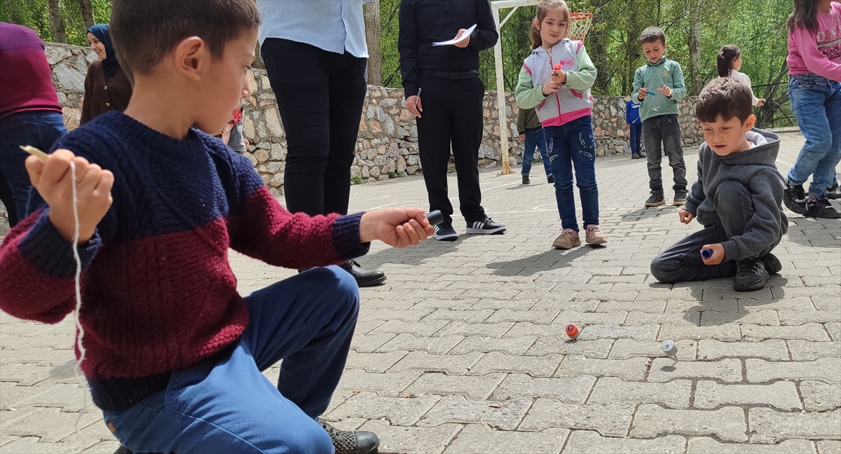 Bitlis'te ilkokul öğrencileri en iyi topacı çevirmek için yarıştı