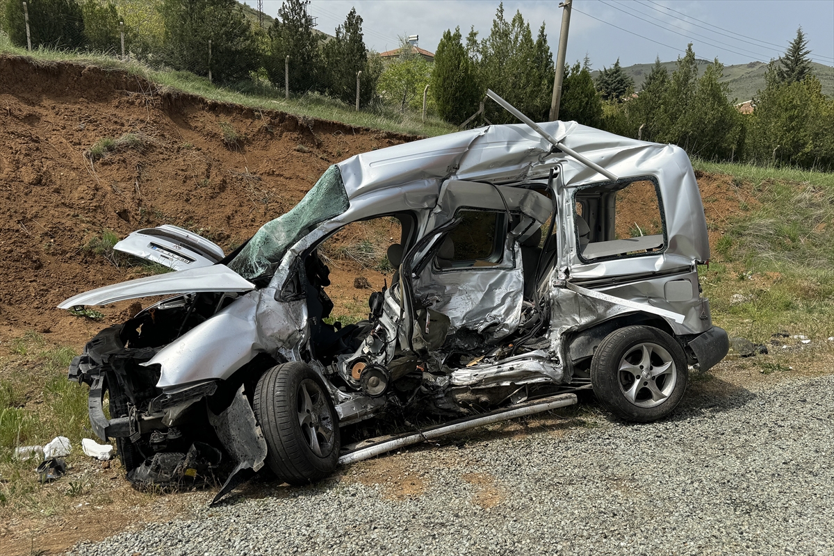 Elazığ'da ambulans ile hafif ticari aracın çarpıştığı kazada, 6 kişi yaralandı