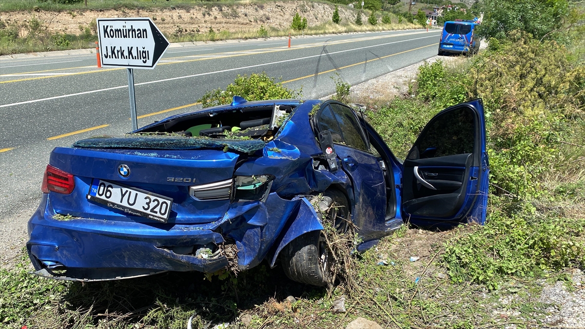 Elazığ'da devrilen otomobildeki 2 kişi yaralandı