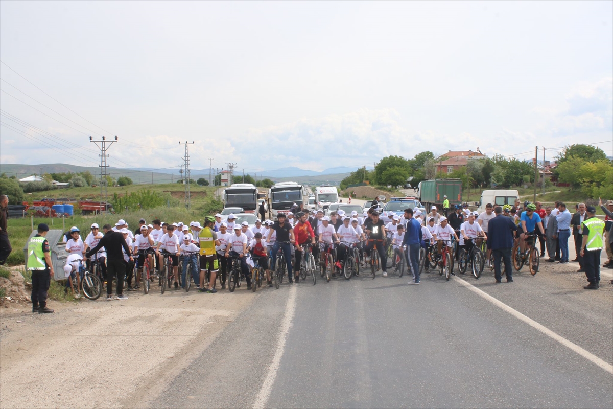 Elazığ'da Gençlik Haftası etkinliği kapsamında bisiklet yarışması yapıldı