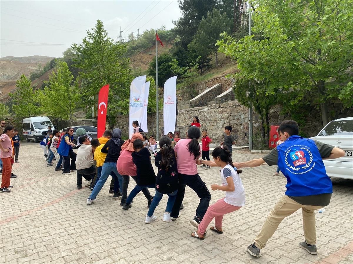 Elazığ'da gençlik merkezi gönüllüleri ortaokul öğrencileri için etkinlik düzenledi