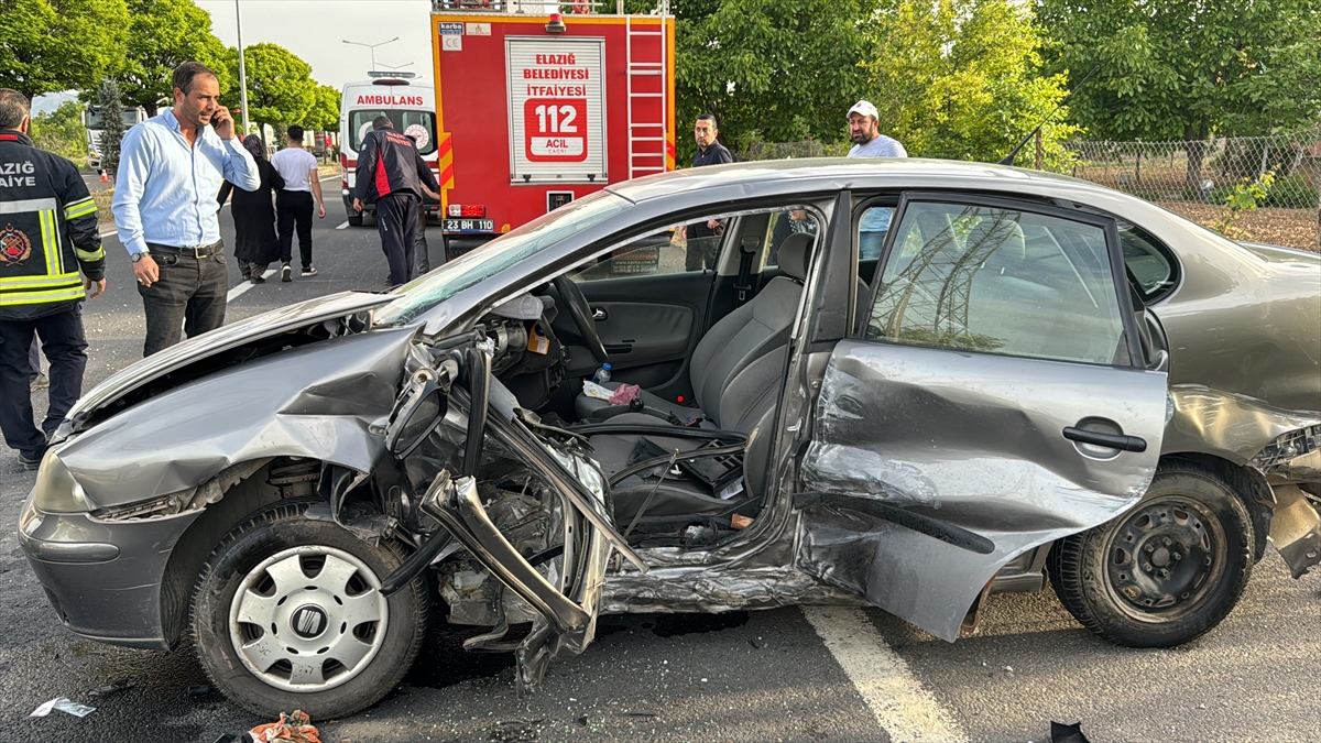 Elazığ'da iki otomobilin çarpıştığı kazada 7 kişi yaralandı