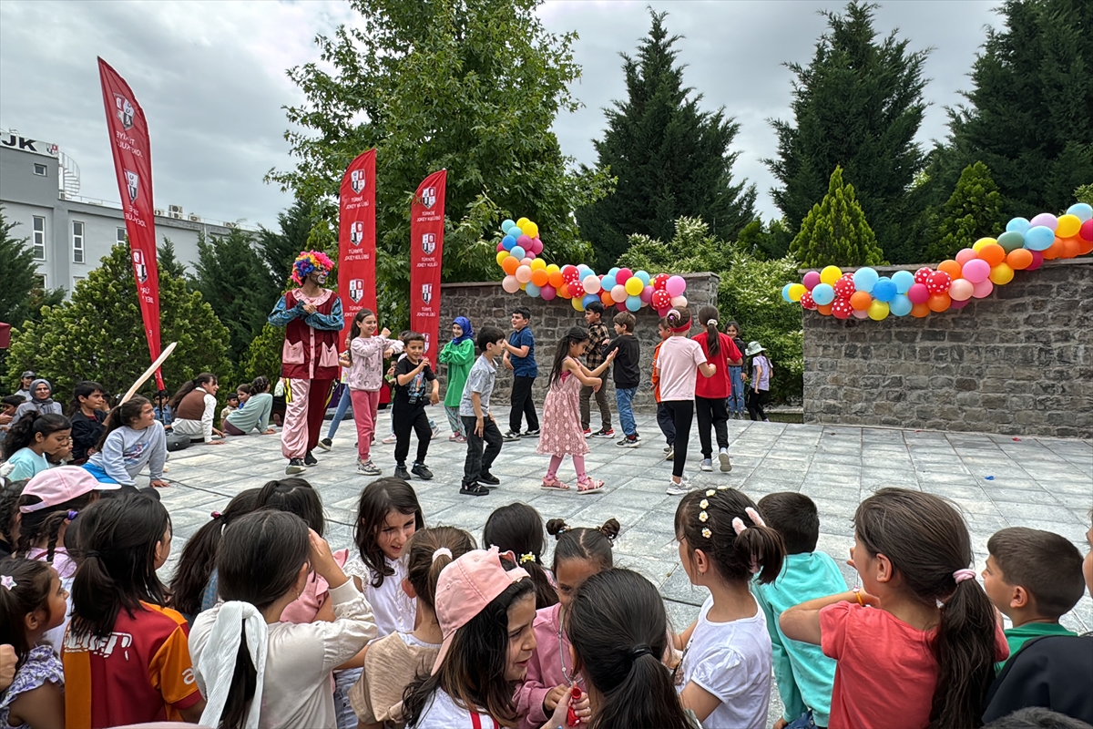Elazığ'da misafir edilen Ahıska Türkü çocuklar için hipodromda etkinlik yapıldı