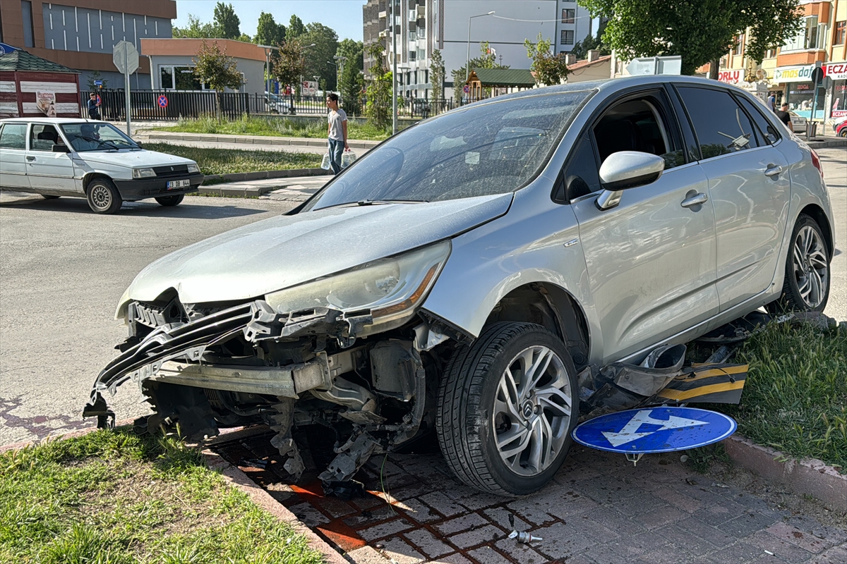 Elazığ'da refüje çarpan otomobil hasar gördü