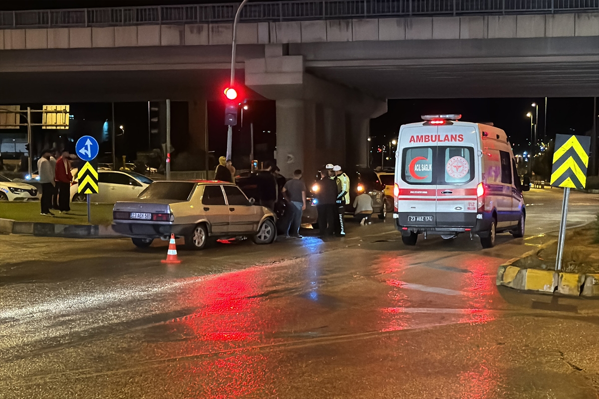 Elazığ'da zincirleme trafik kazasında 3 kişi yaralandı