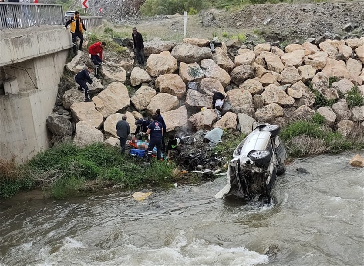 Erzincan'da dereye devrilen otomobildeki 1 kişi öldü, 1 kişi yaralandı