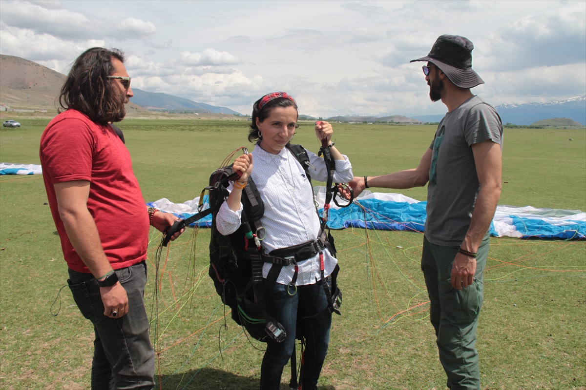 Erzincan'da engelliler rafting ve yamaç paraşütü heyecanı yaşadı