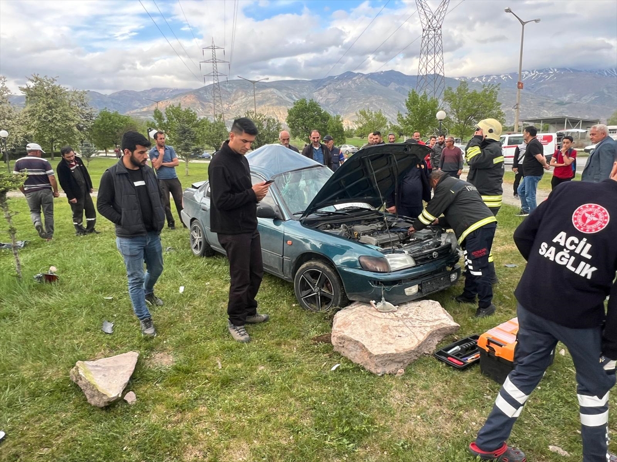 Erzincan'da takla atan otomobilde sıkışan sürücüyü itfaiye ekipleri kurtardı