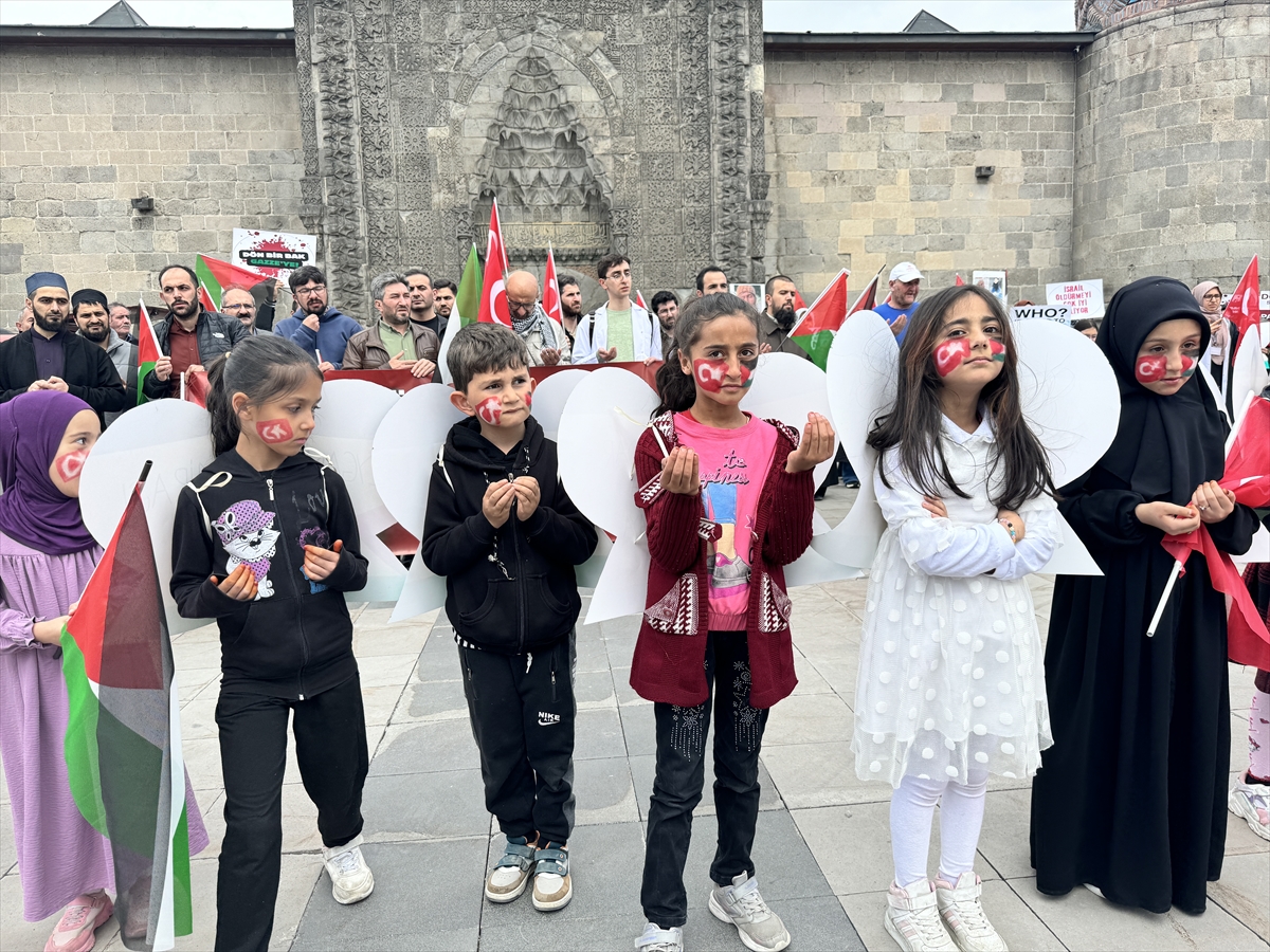 Erzurum'da çocuklar,  sağlıkçıların Gazze için “sessiz yürüyüş”ünü destekledi