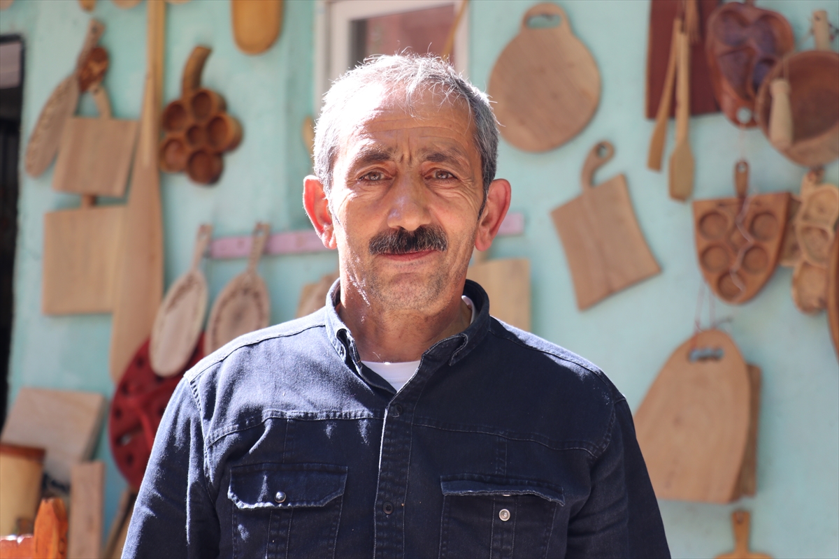 Erzurumlu ahşap ustası, atadan kalma malzemelerle mesleğini icra ediyor