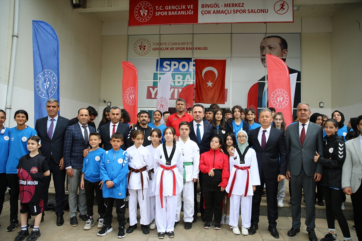 Gençlik ve Spor Bakan Yardımcısı Eminoğlu, Bingöl'de öğrencilerle bir araya geldi: