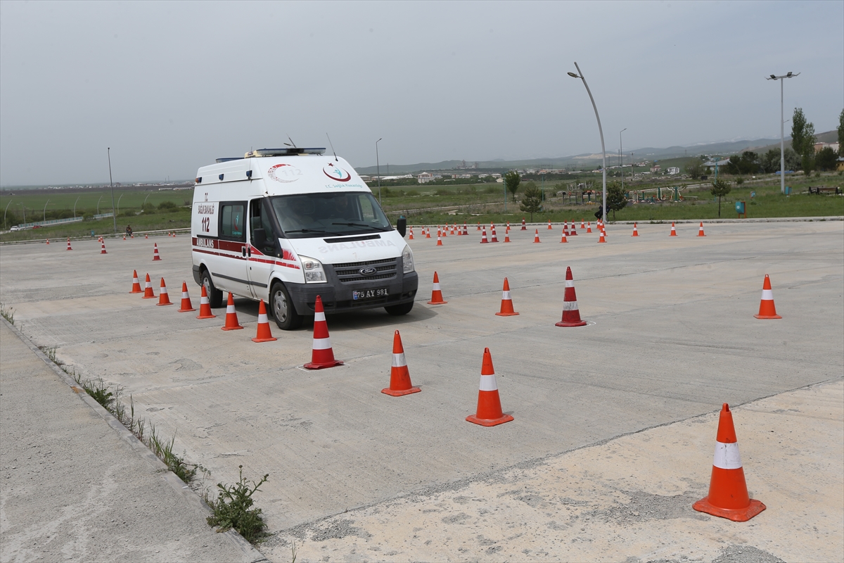Kars'ta 4 ildeki ambulans şoförlerine güvenli sürüş eğitimi verildi