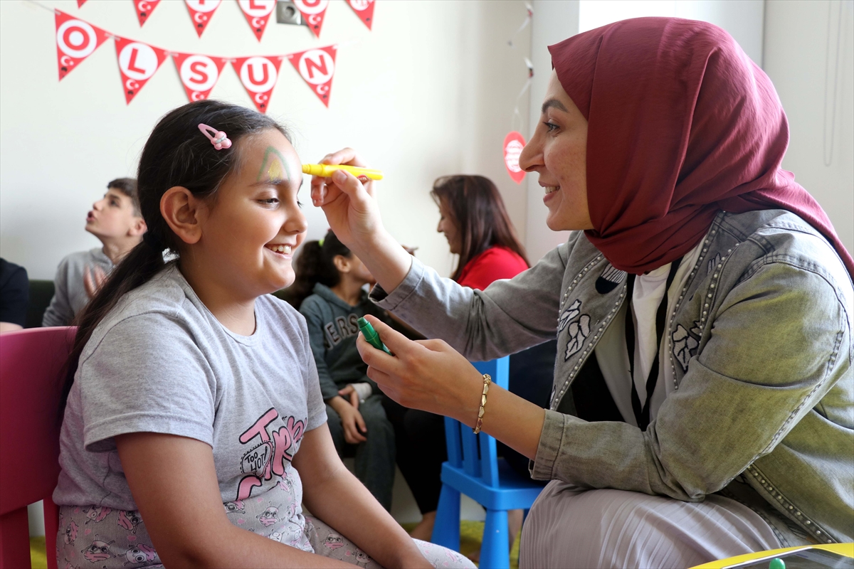 Öğretmenler hastanedeki çocuklara moral için masal anlatıyor