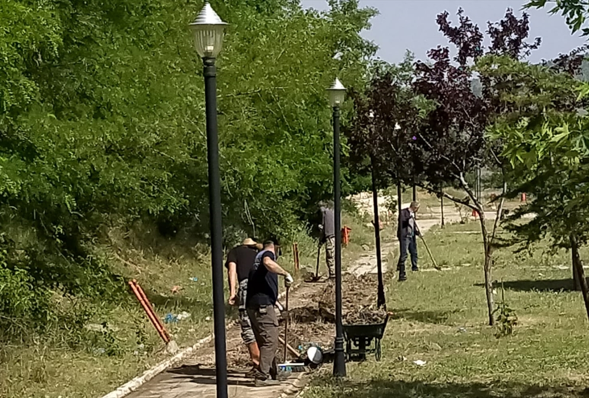 Sivrice'de belediye ekiplerinin temizlik çalışmaları sürüyor