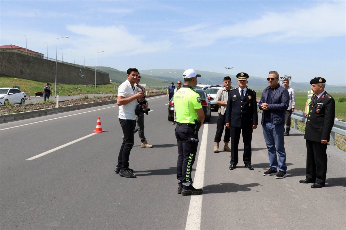 Ardahan Valisi Hayrettin Çiçek, bayram öncesi trafik denetimine katıldı