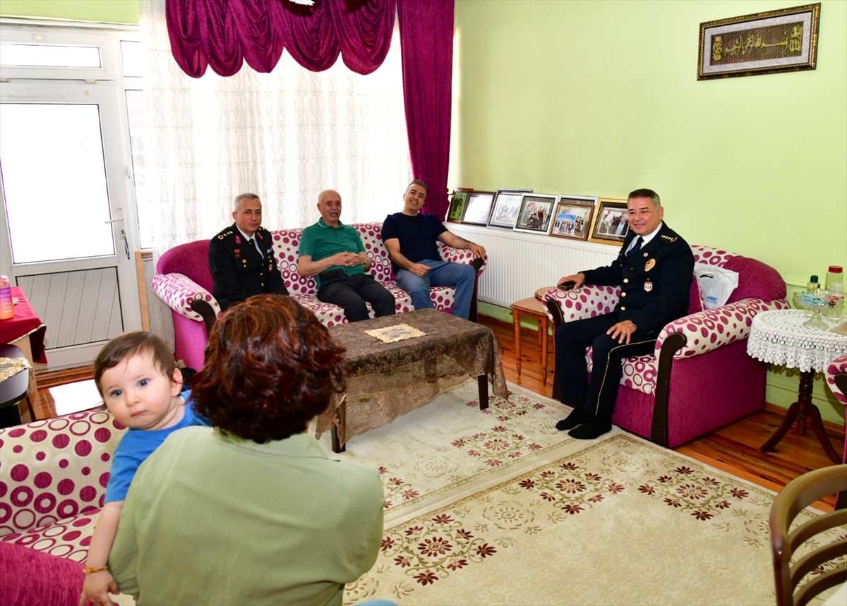 Ardahan Valisi Hayrettin Çiçek, şehit aileleri ve gazilere bayram ziyareti yaptı