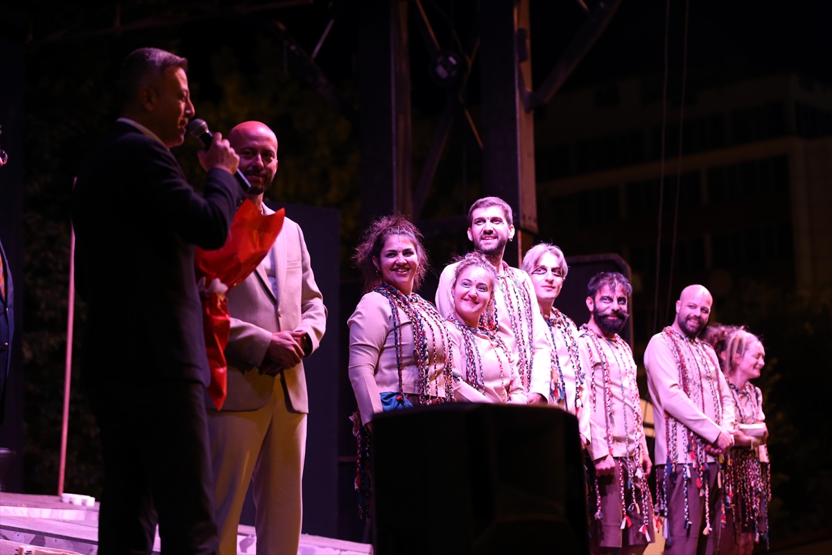 Ardahan'da açık havada “Midas'ın Kulakları” oyunu sahnelendi
