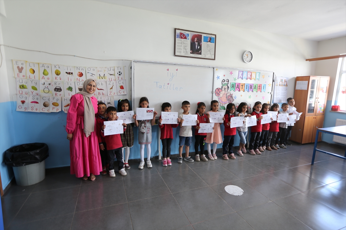 Doğu Anadolu'daki 7 ilde öğrenciler karnelerini aldı