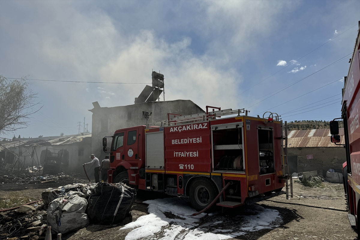 Elazığ'da bir depoda çıkan yangın eve sıçradı