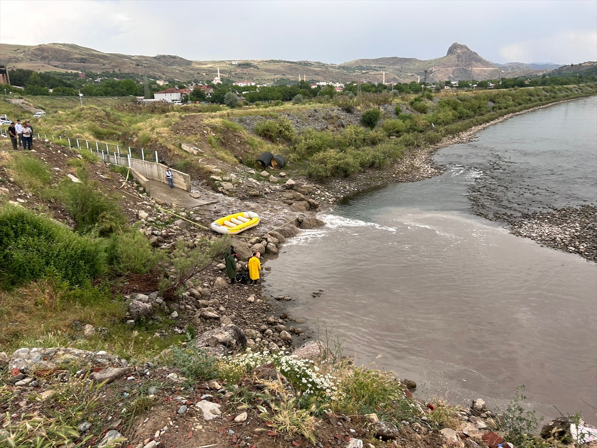 Elazığ'da Murat Nehri'ne giren 14 yaşındaki çocuk kayboldu