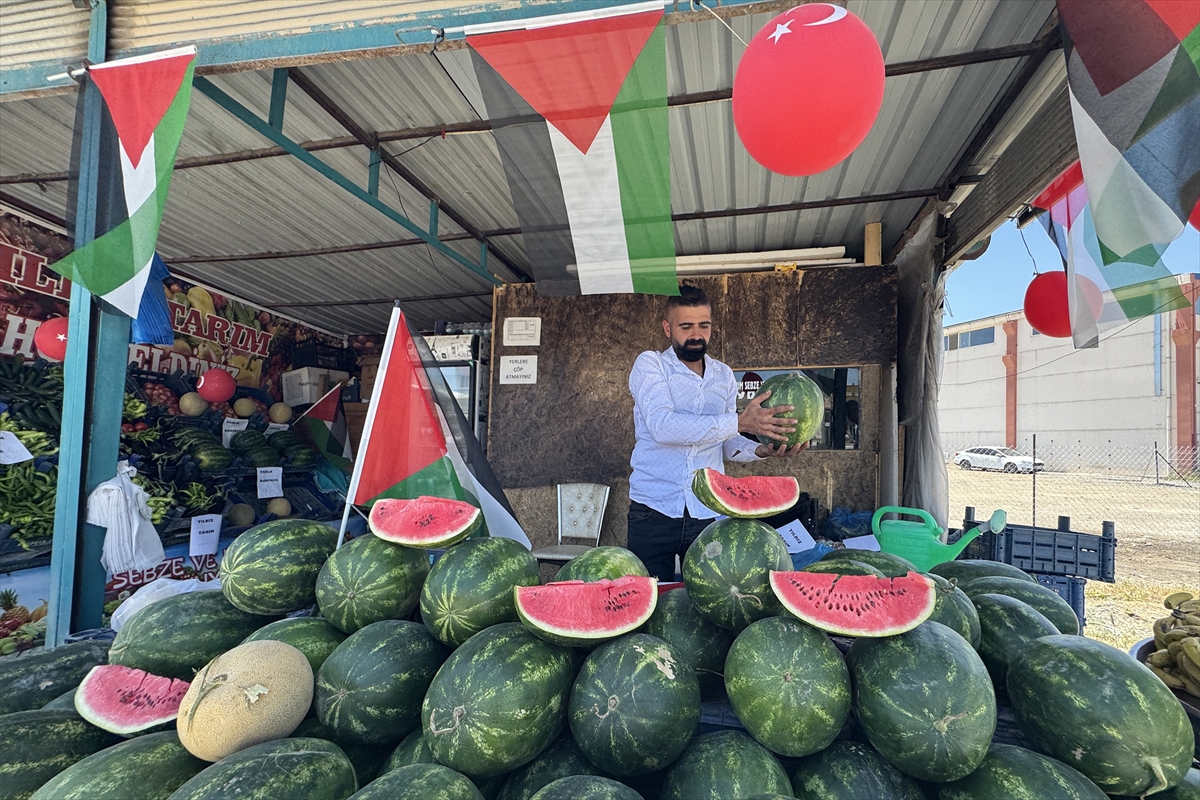 Elazığlı manav karpuz sattığı tezgahı Filistin bayraklarıyla donattı