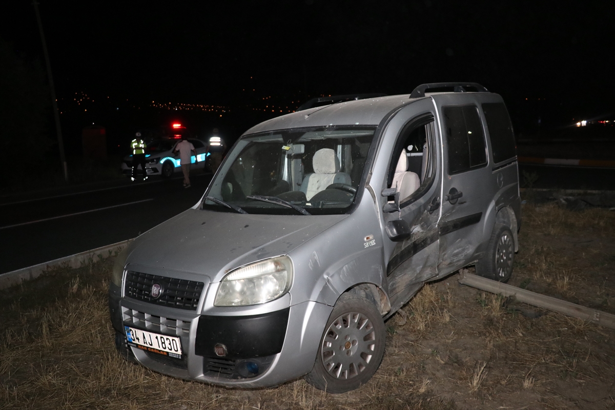 Erzincan’da hafif ticari araç ile otomobilin çarpıştığı kazada 5 kişi yaralandı